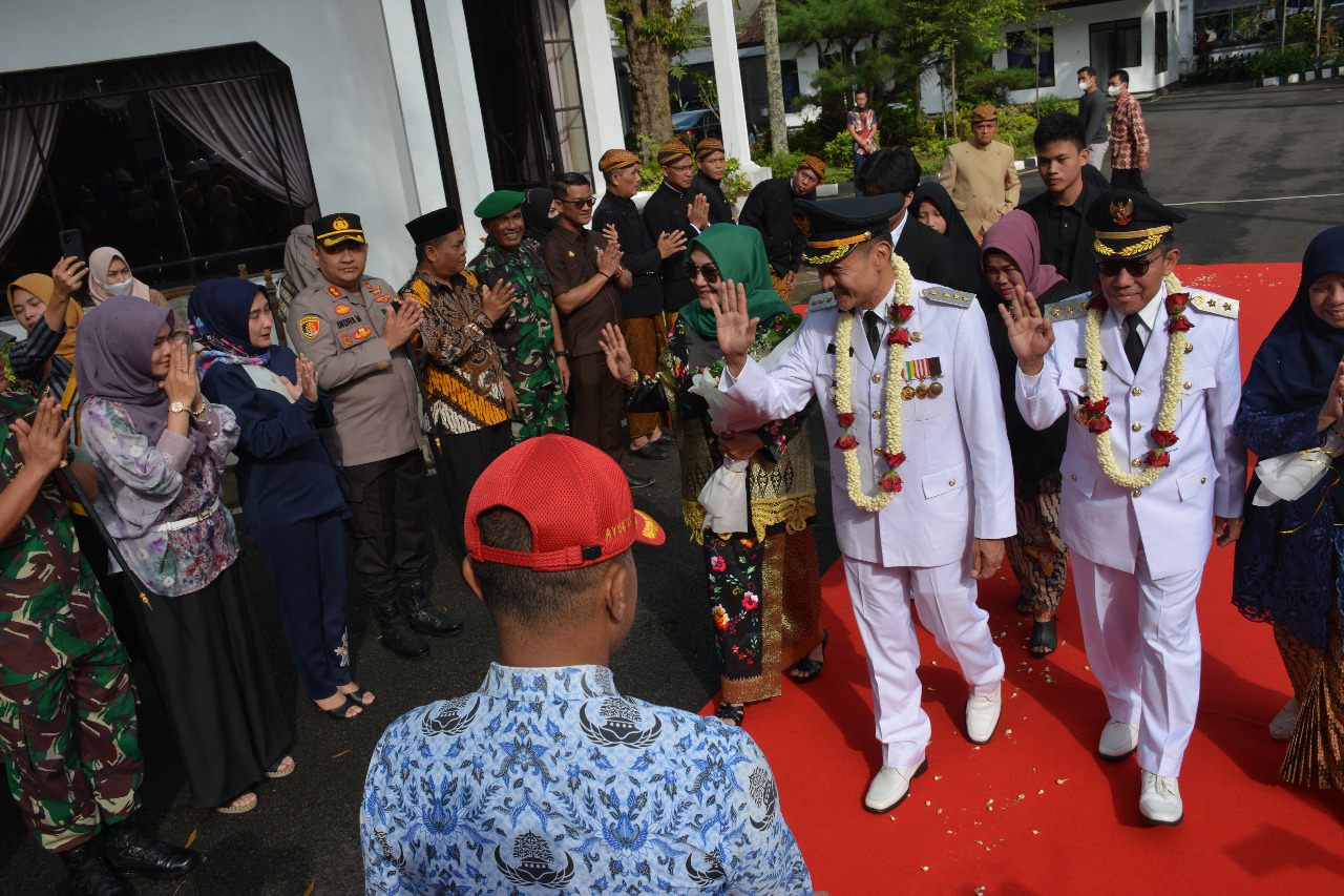  Isak Tangis Haru Mewarnai Pelepasan Pasangan Wali Kota Yuliyanto dan wakilnya Muh. Haris